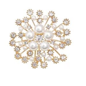 Just In ✨ Pearl Crystal Flower Brooch Gold Tone Vintage Style